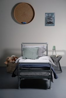 Juniorbed staal